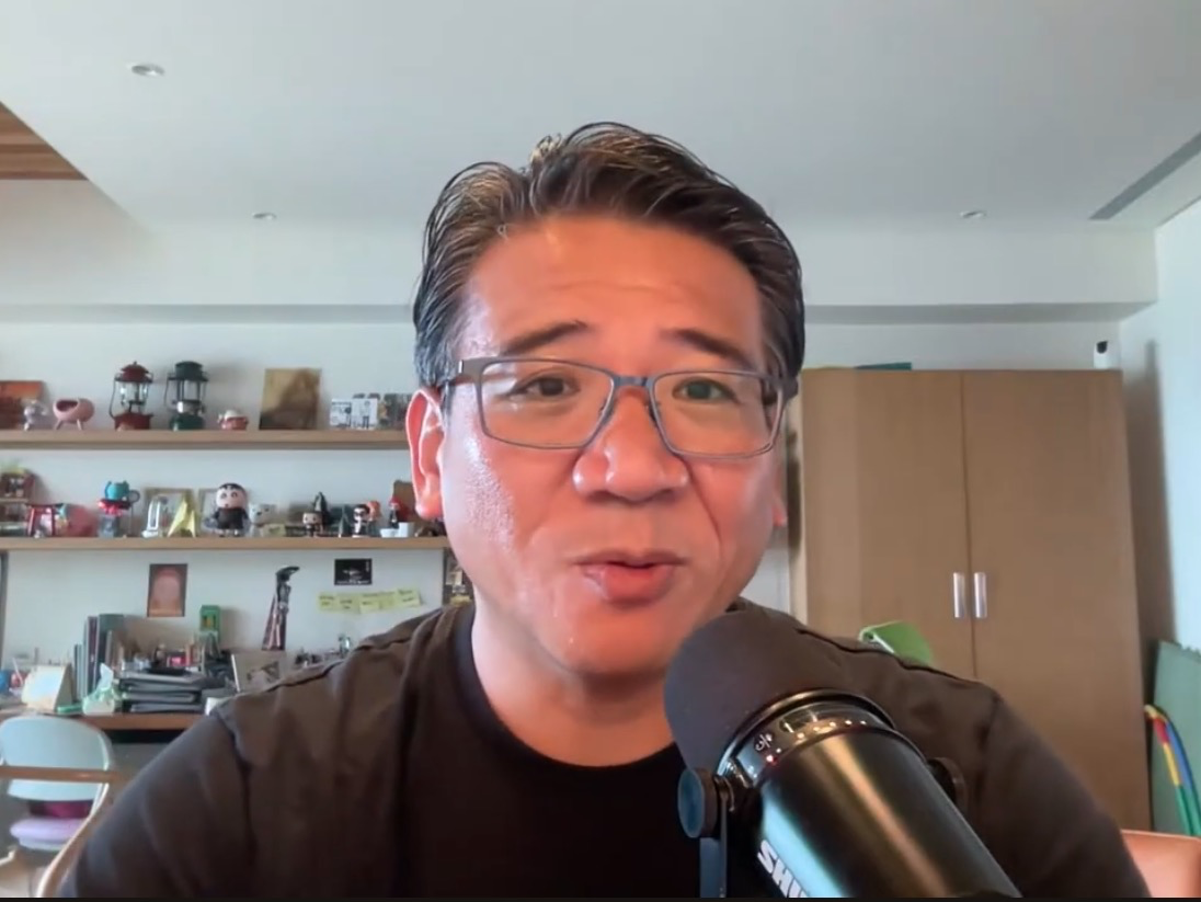 福哥在麥克風前分享的 YouTube 照片
